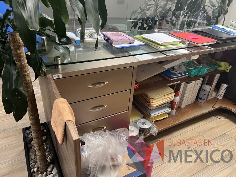 Lote 053 - Mueble de recepción con 6 cajones y cubierta superior de vidrio - Imagen 5