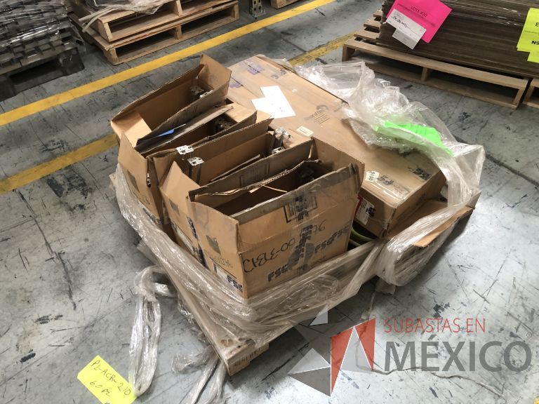 Lote 019 - 7556 Piezas de diferentes materiales (Etiquetas, cajas de cartón, lamina de cartón, caja de cartón, etc.) - Imagen 85