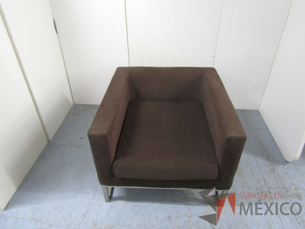 Lote 037 - Sillón de 1 plaza base metálica asiento y respaldo en tela color café