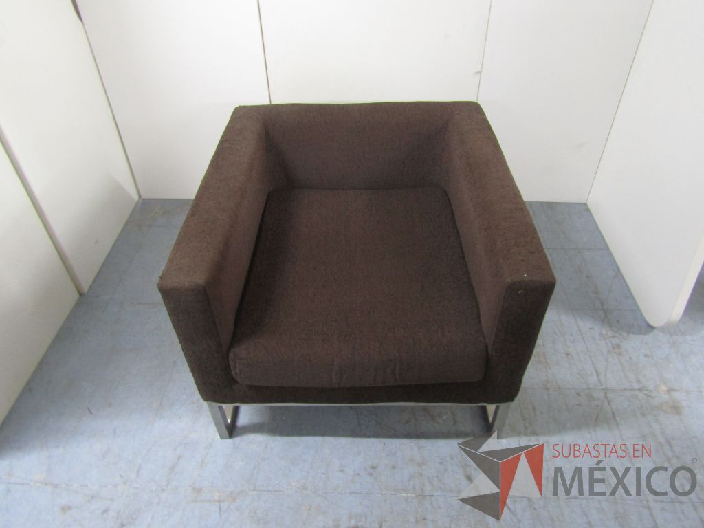 Lote 037 - Sillón de 1 plaza base metálica asiento y respaldo en tela color café - Imagen 6