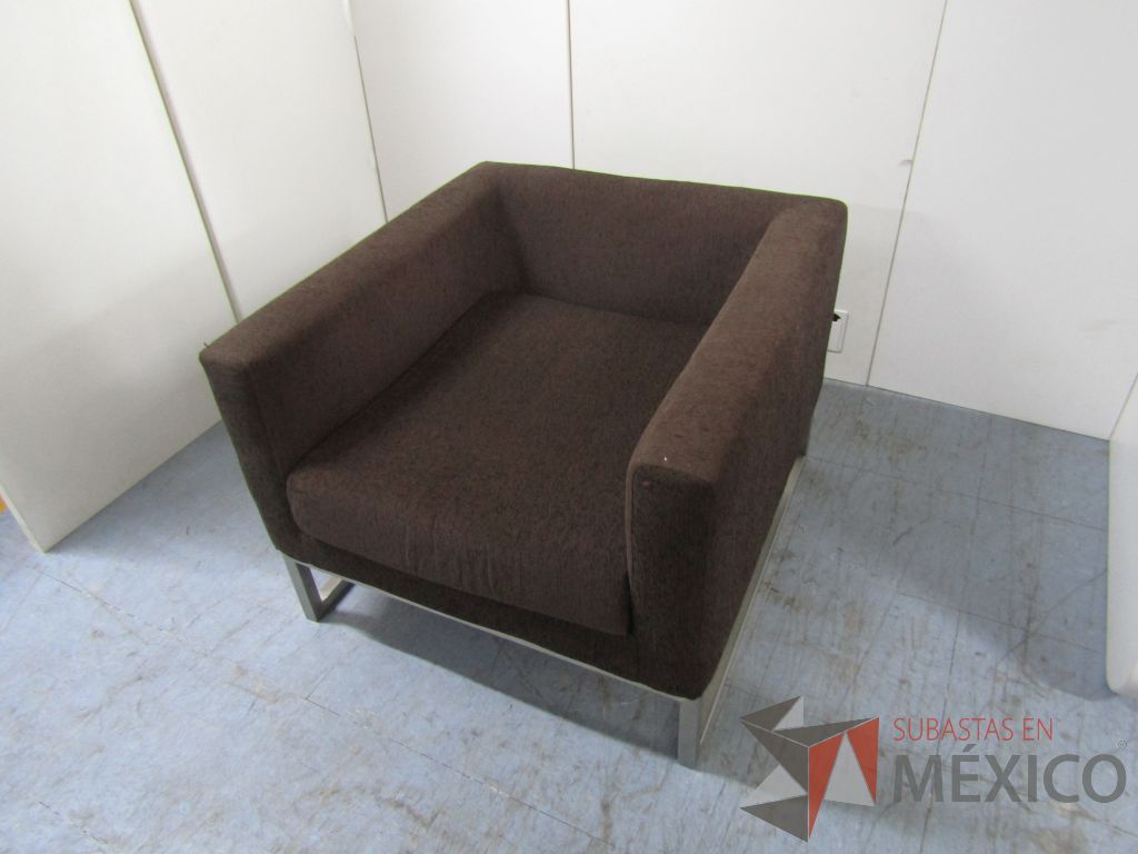 Lote 037 - Sillón de 1 plaza base metálica asiento y respaldo en tela color café - Imagen 5