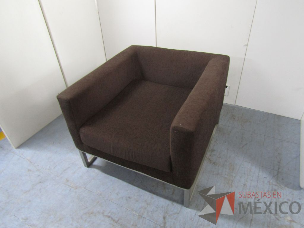 Lote 037 - Sillón de 1 plaza base metálica asiento y respaldo en tela color café - Imagen 4