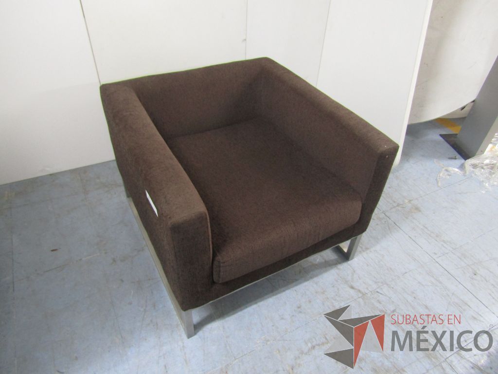 Lote 037 - Sillón de 1 plaza base metálica asiento y respaldo en tela color café - Imagen 2