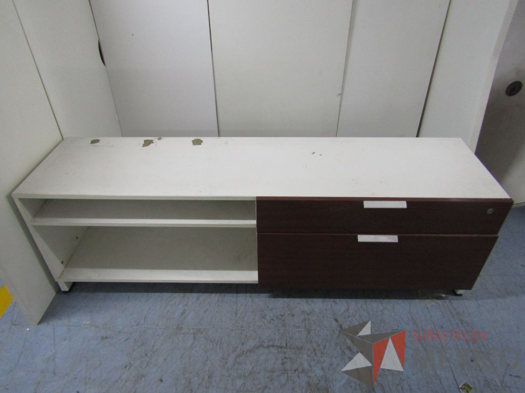 Lote 006 - Credenza de 2 cajones y 1 entre paño color blanco con vino