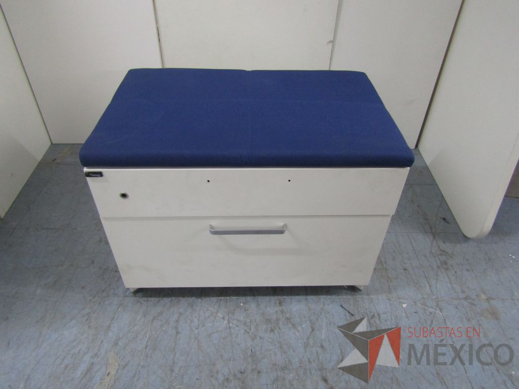 Lote 007 - Archivero horizontal de 2 cajones con cojín en tela color azul - Imagen 6
