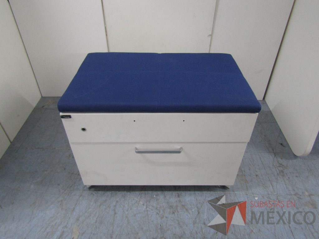 Lote 007 - Archivero horizontal de 2 cajones con cojín en tela color azul - Imagen 5