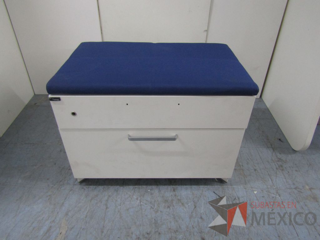Lote 007 - Archivero horizontal de 2 cajones con cojín en tela color azul