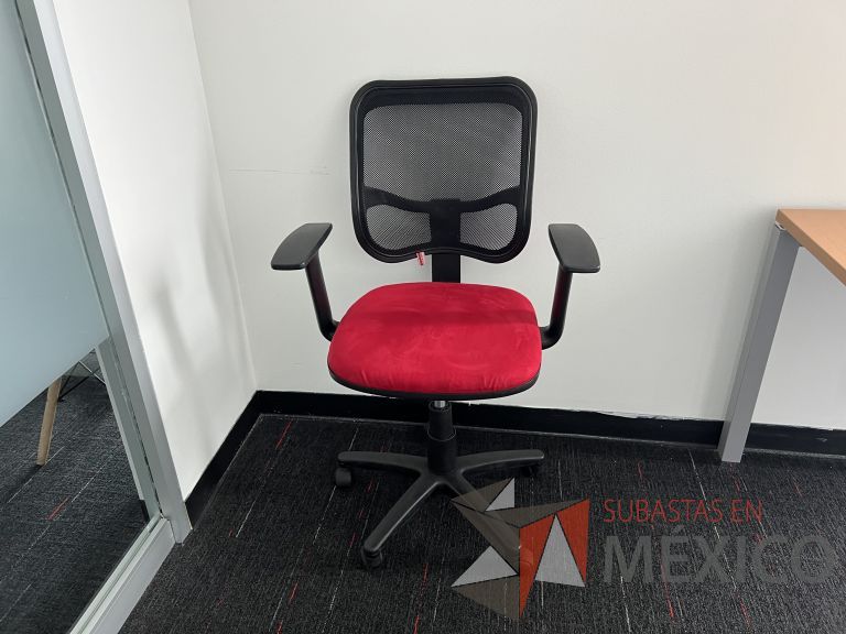 Lote 016 - Silla ejecutiva con ruedas, descansabrazos, respaldo en malla y asiento en tela color rojo - Imagen 8