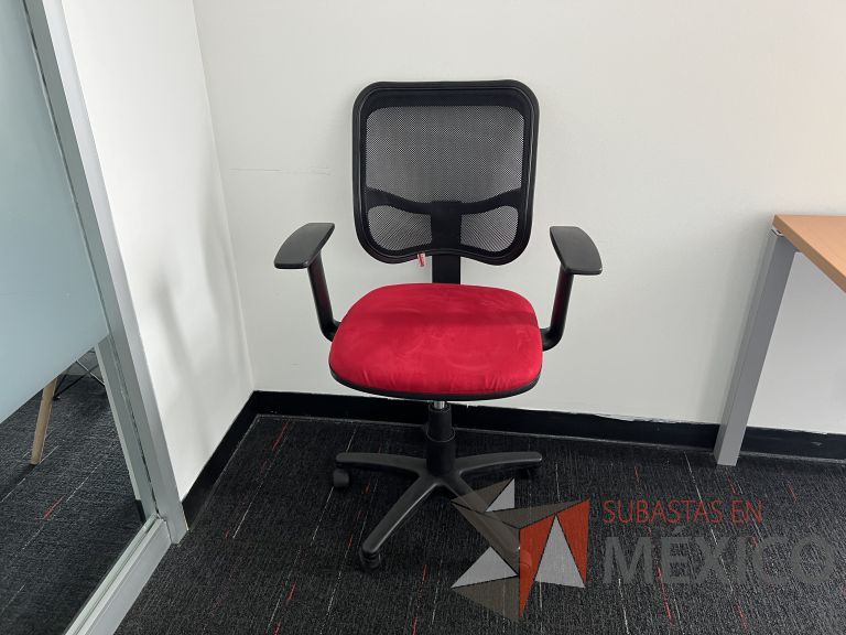 Lote 016 - Silla ejecutiva con ruedas, descansabrazos, respaldo en malla y asiento en tela color rojo