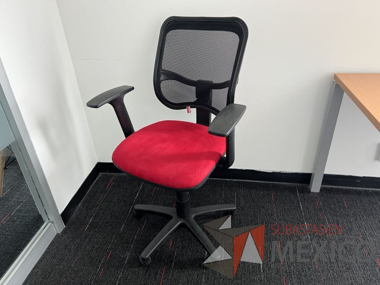 Lote 016 - Silla ejecutiva con ruedas, descansabrazos, respaldo en malla y asiento en tela color rojo - Imagen 6