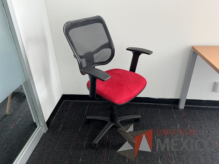 Lote 016 - Silla ejecutiva con ruedas, descansabrazos, respaldo en malla y asiento en tela color rojo - Imagen 5