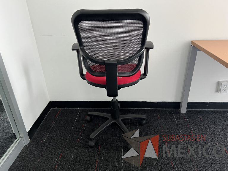 Lote 016 - Silla ejecutiva con ruedas, descansabrazos, respaldo en malla y asiento en tela color rojo - Imagen 4