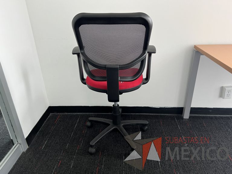 Lote 016 - Silla ejecutiva con ruedas, descansabrazos, respaldo en malla y asiento en tela color rojo - Imagen 3