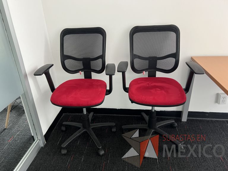 Lote 016 - Silla ejecutiva con ruedas, descansabrazos, respaldo en malla y asiento en tela color rojo - Imagen 2