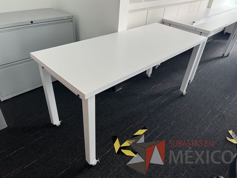 Lote 027 - Escritorio, estructura metálica con ruedas y cubierta color blanco