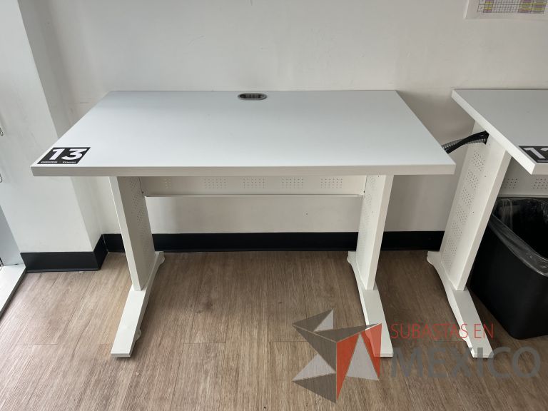 Lote 043 - Escritorio, estructura metálica y cubierta color blanco con orificio para cable