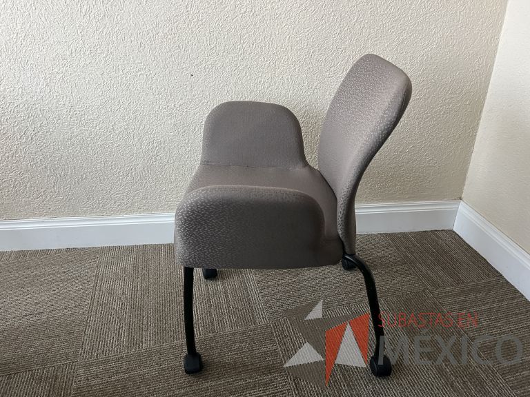 Lote 056 - Silla de visita con ruedas, asiento y respaldo en tela color gris - Imagen 5
