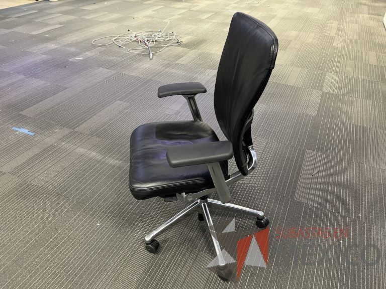Lote 002 - Silla operativa con ruedas, descansabrazos, asiento y respaldo color negro - Imagen 5