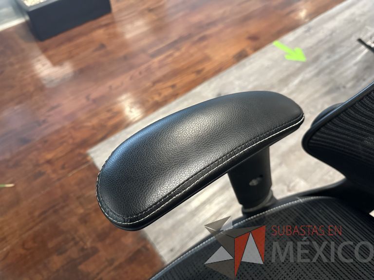 Lote 018 - 2 Sillas ejecutivas con ruedas, descansabrazos, respaldo en malla y asiento - Imagen 4