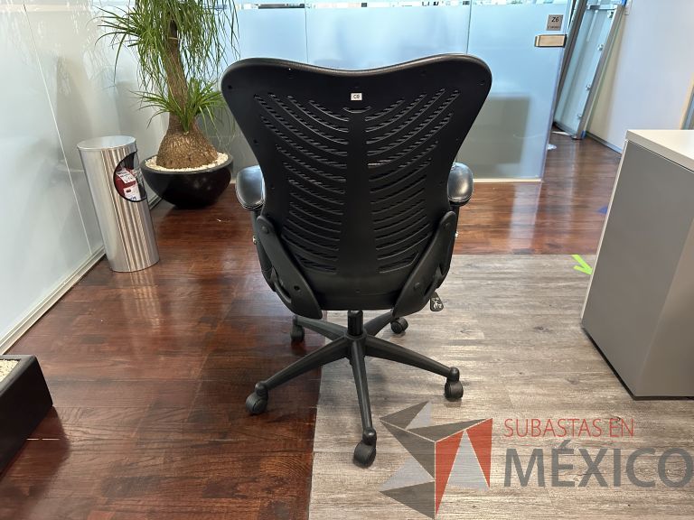 Lote 018 - 2 Sillas ejecutivas con ruedas, descansabrazos, respaldo en malla y asiento - Imagen 12