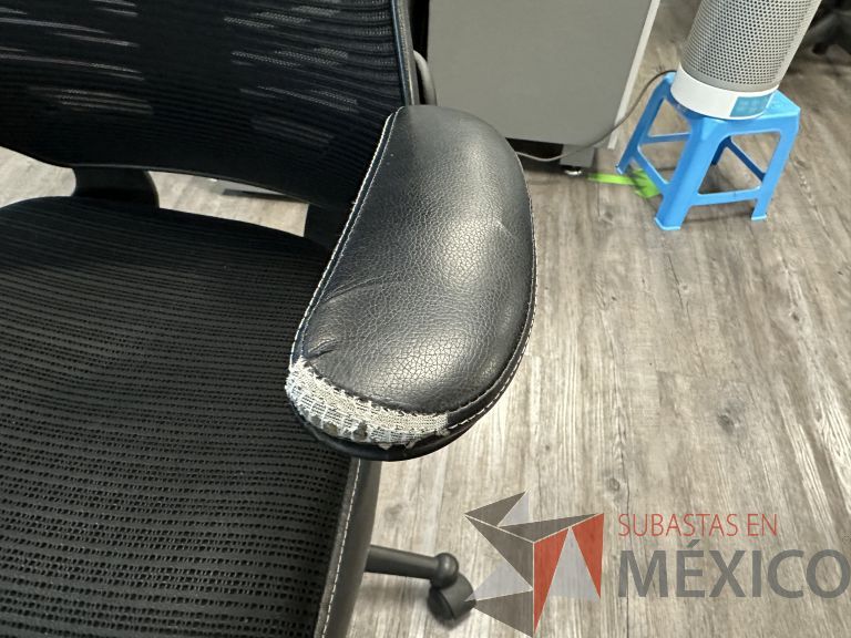 Lote 018 - 2 Sillas ejecutivas con ruedas, descansabrazos, respaldo en malla y asiento - Imagen 14