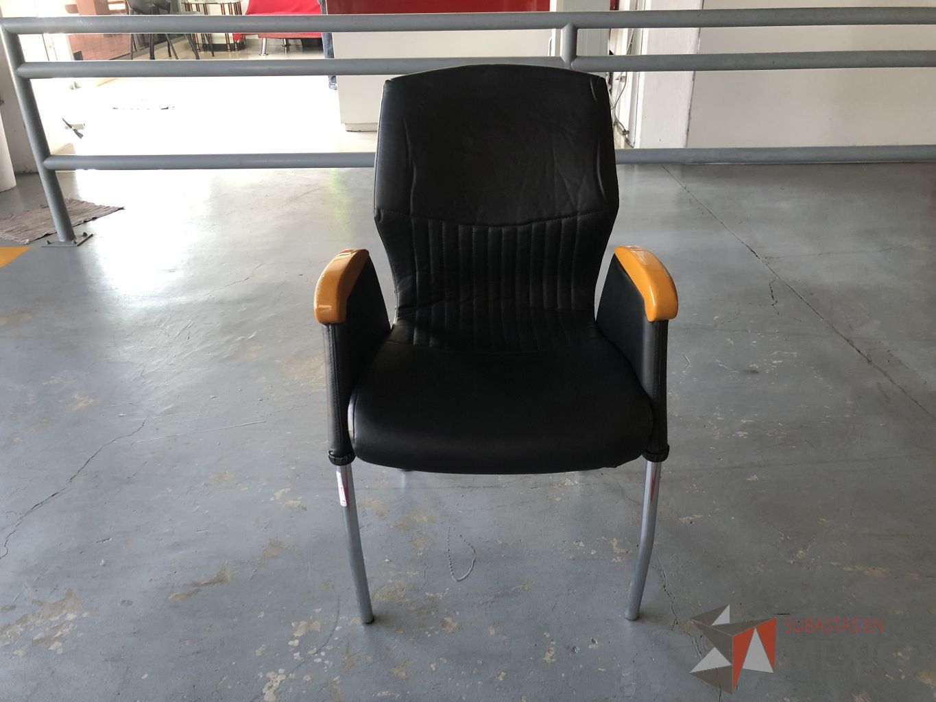 Lote 021 - Silla de vitisa con asiento y respaldo color negro