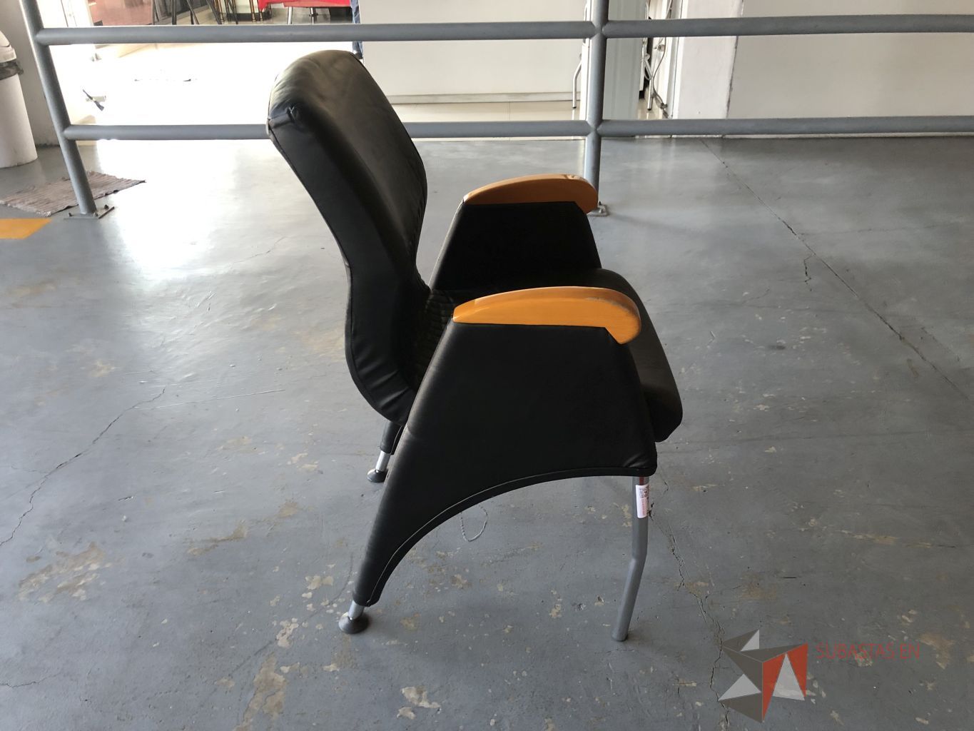 Lote 021 - Silla de vitisa con asiento y respaldo color negro - Imagen 2