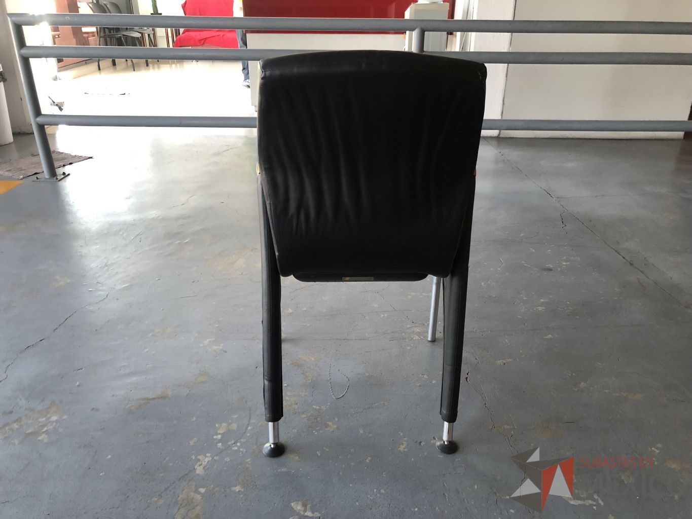 Lote 021 - Silla de vitisa con asiento y respaldo color negro - Imagen 3