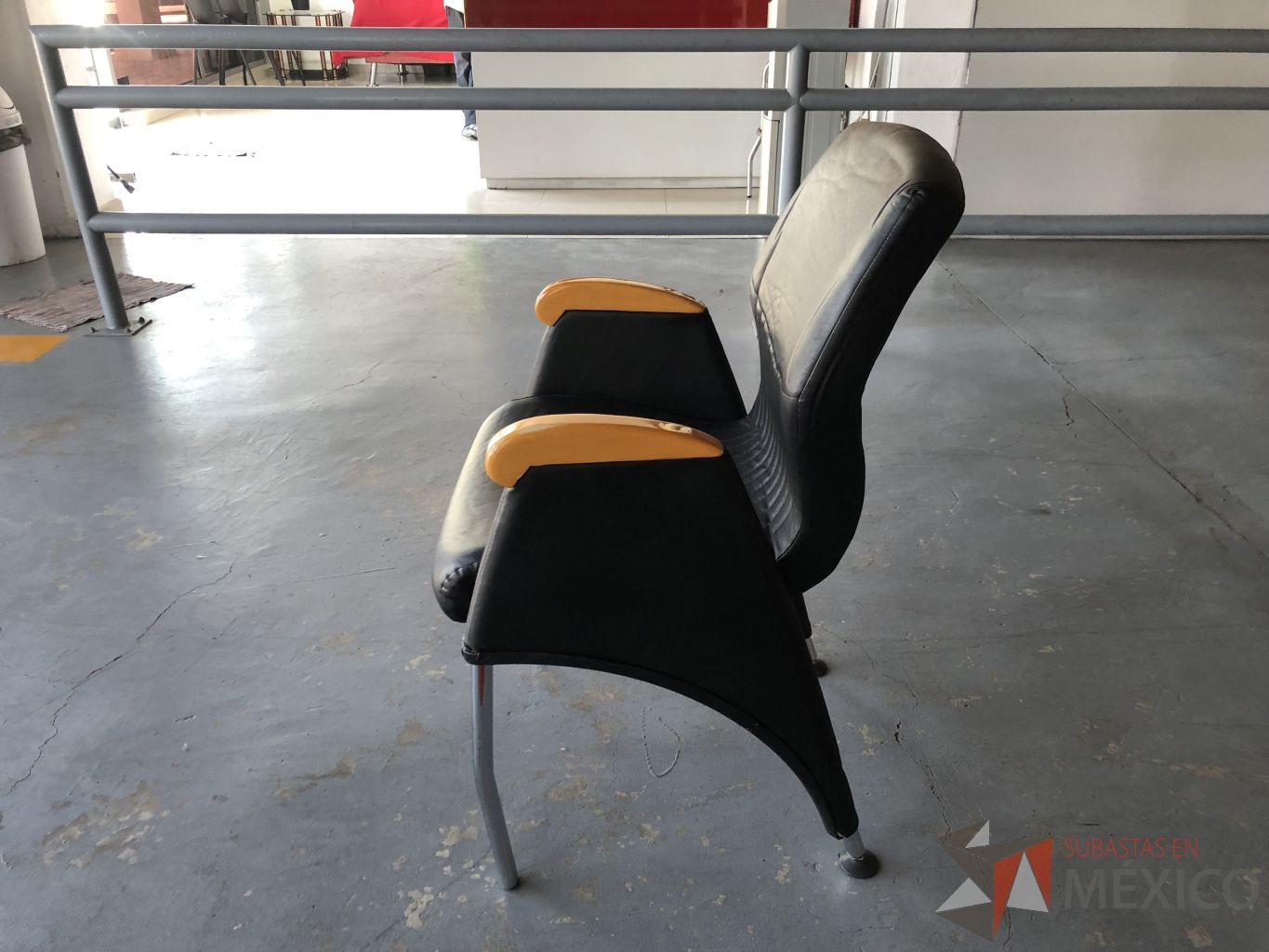 Lote 021 - Silla de vitisa con asiento y respaldo color negro - Imagen 5