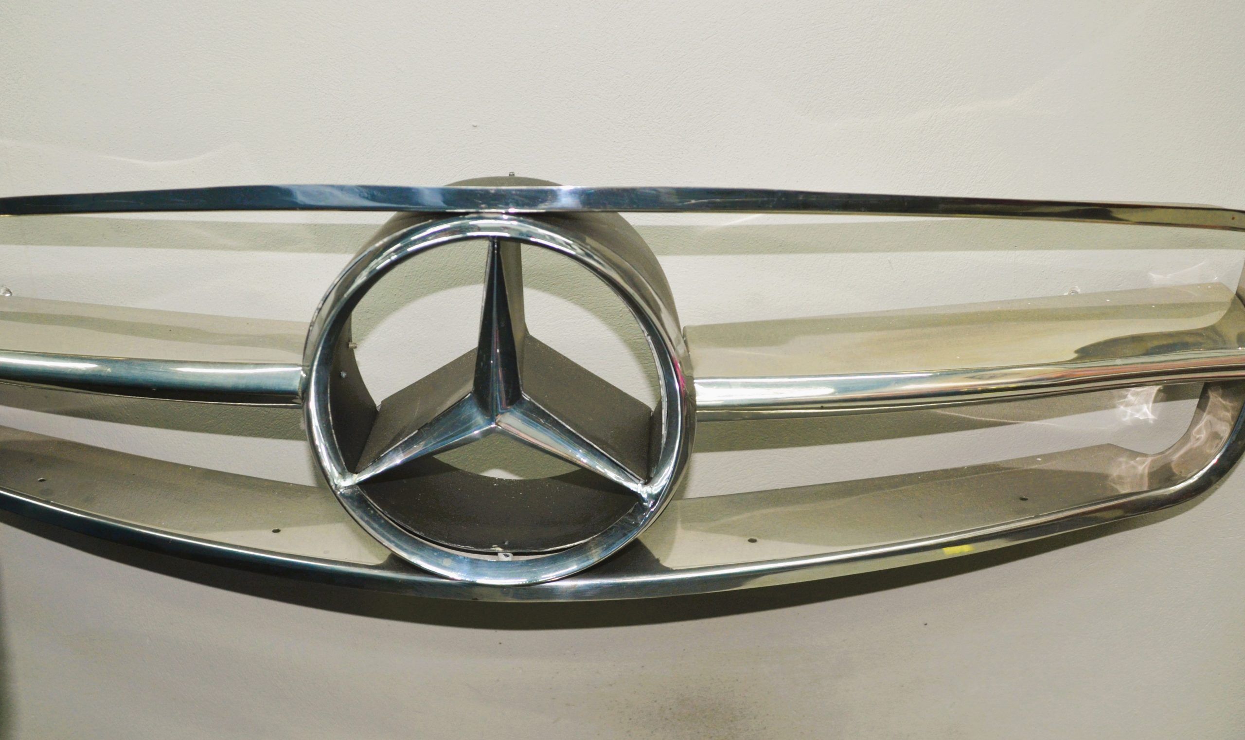 Lote 012 - Una parilla Mercedes Benz en metal cromado, 102cm de largo