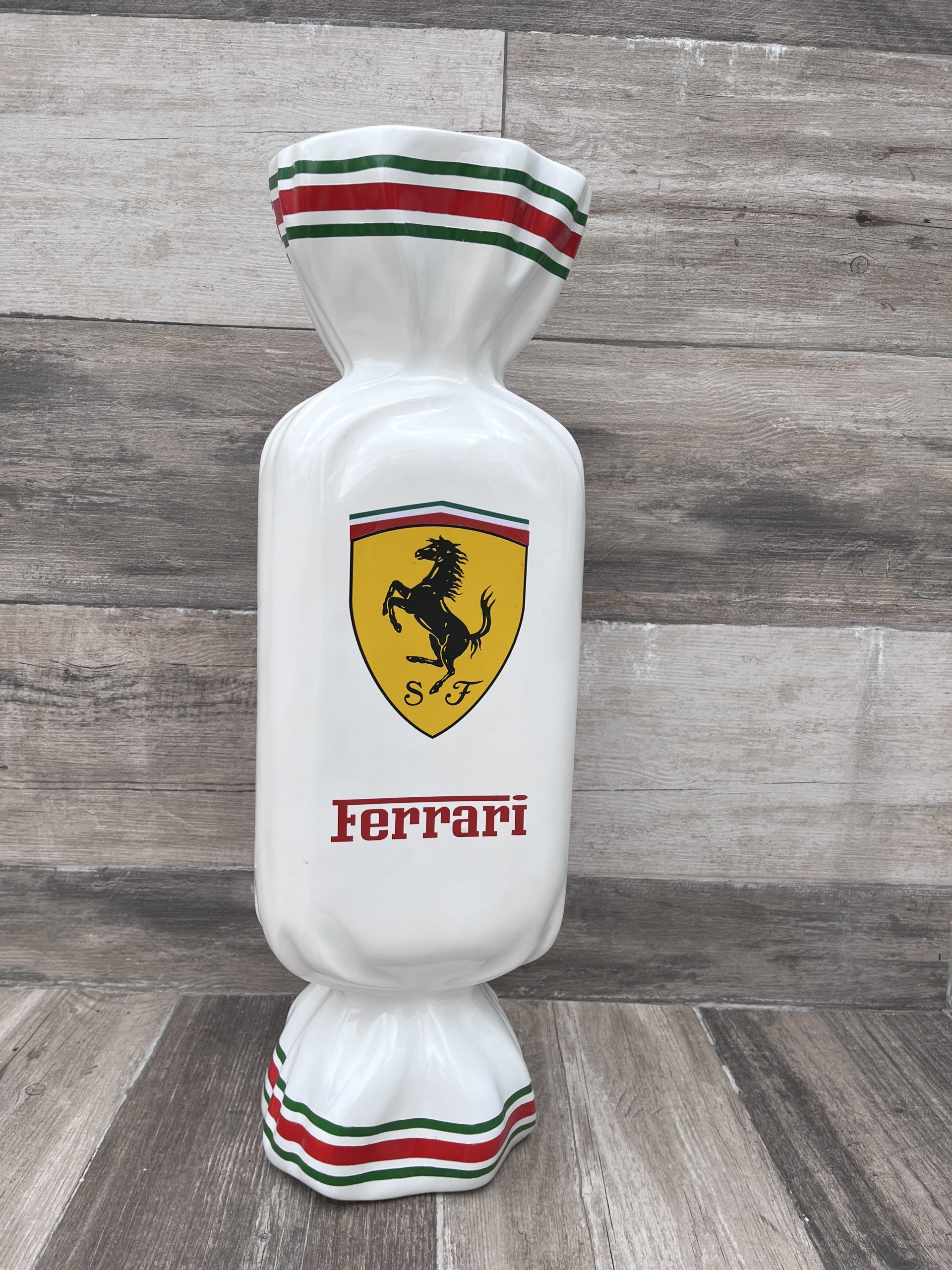Lote 046 - FERRARI. Escultura en forma de "Candy", en fibra de vidrio, 60cm altura