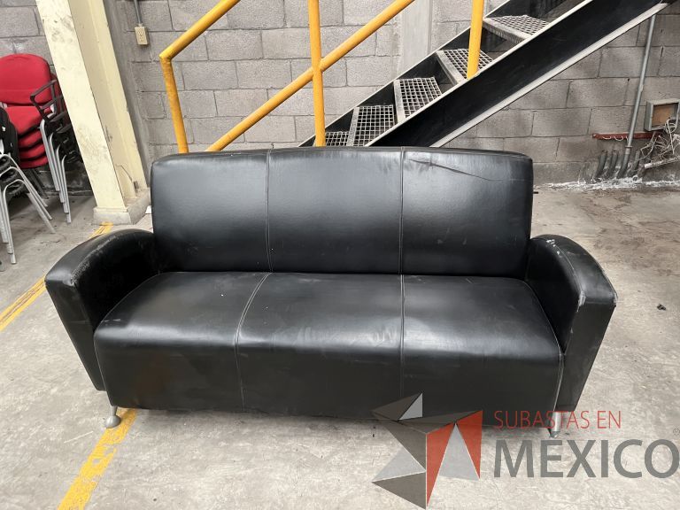 Lote 008 - Sillón de 3 plazas en piel color negro con patas metálicas