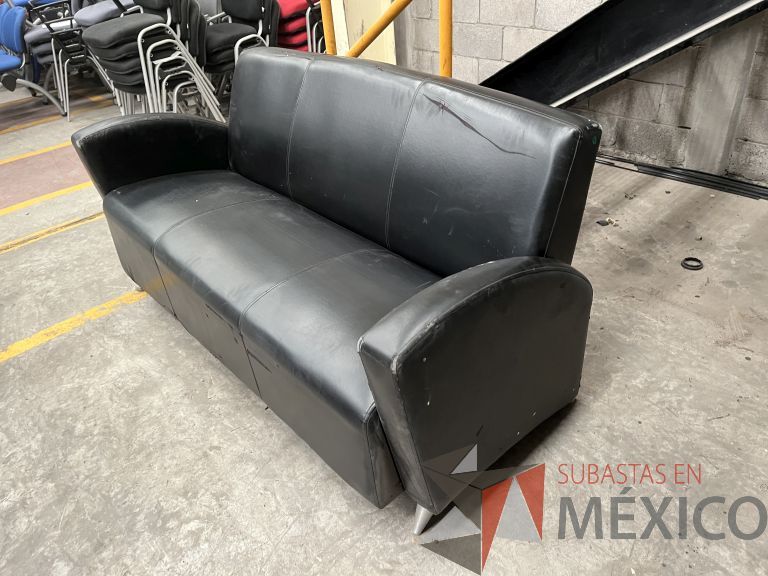 Lote 008 - Sillón de 3 plazas en piel color negro con patas metálicas - Imagen 7