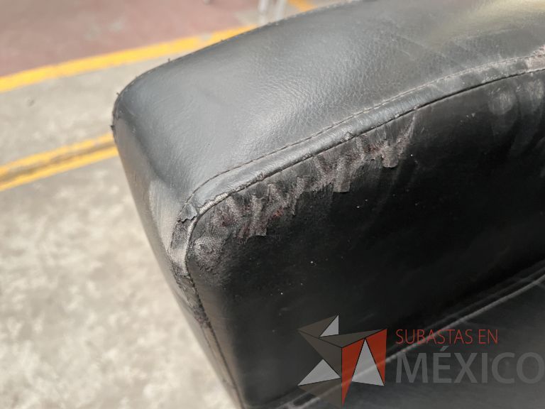 Lote 008 - Sillón de 3 plazas en piel color negro con patas metálicas - Imagen 3