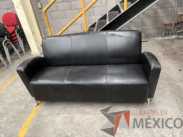 Lote 008 - Sillón de 3 plazas en piel color negro con patas metálicas - Imagen 2
