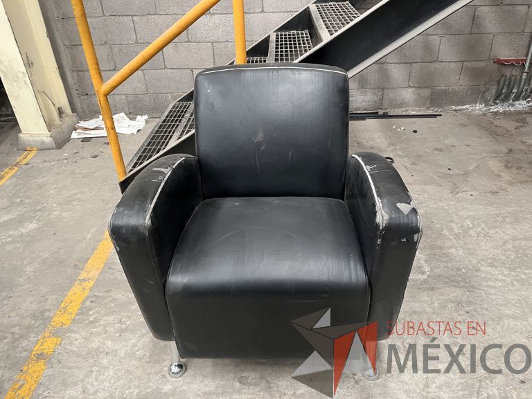 Lote 009 - Sillón de 1 plaza en piel color negro con patas metálicas