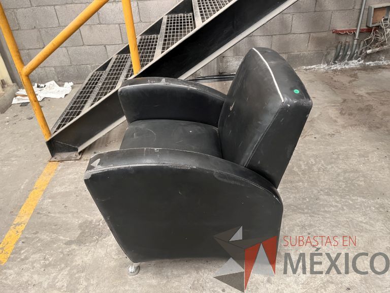 Lote 009 - Sillón de 1 plaza en piel color negro con patas metálicas - Imagen 3