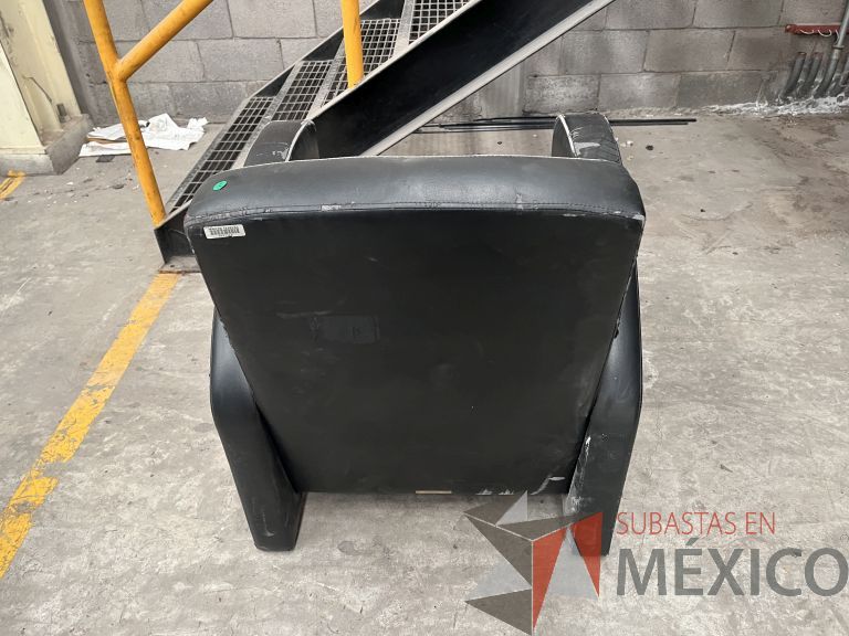 Lote 009 - Sillón de 1 plaza en piel color negro con patas metálicas - Imagen 2