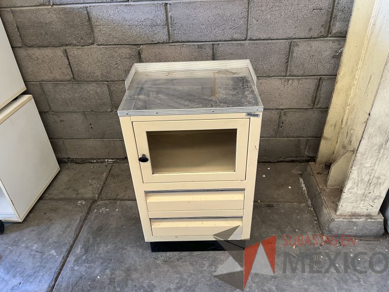 Lote 012 - Gabinete metálico con 1 puerta de vidrio y 2 cajones - Imagen 6
