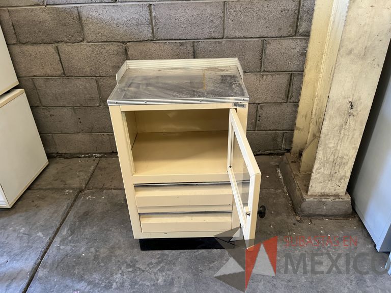 Lote 012 - Gabinete metálico con 1 puerta de vidrio y 2 cajones - Imagen 2