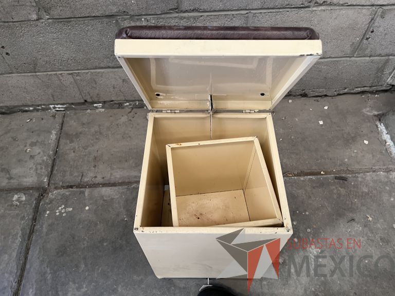 Lote 014 - Bote de basura metálico con pedal y cojín - Imagen 5