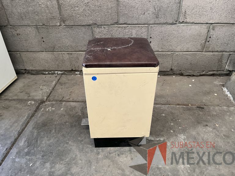 Lote 014 - Bote de basura metálico con pedal y cojín