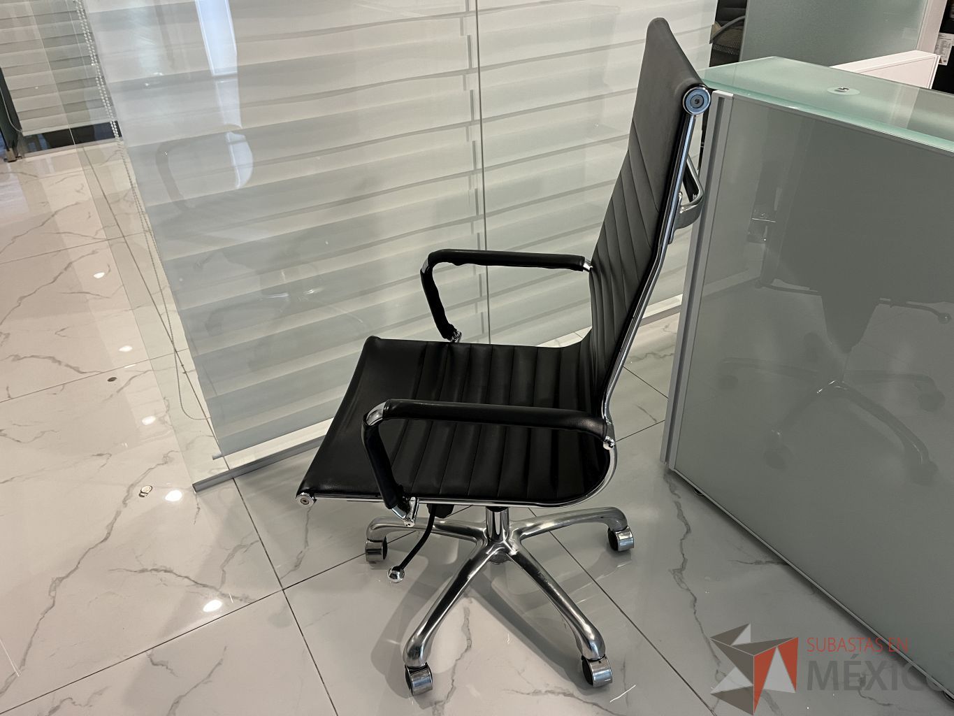Lote 038 - Silla ejecutiva con ruedas, asiento y respaldo color negro - Imagen 5