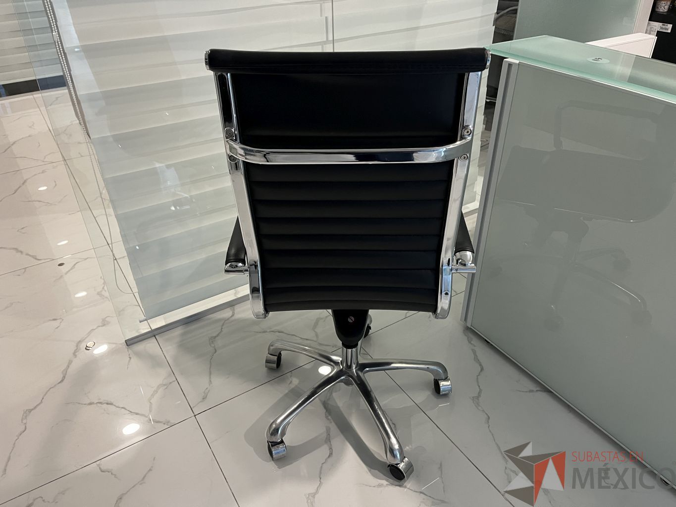 Lote 038 - Silla ejecutiva con ruedas, asiento y respaldo color negro - Imagen 4