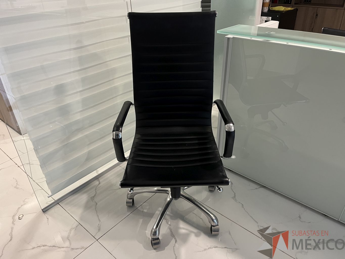 Lote 038 - Silla ejecutiva con ruedas, asiento y respaldo color negro - Imagen 3