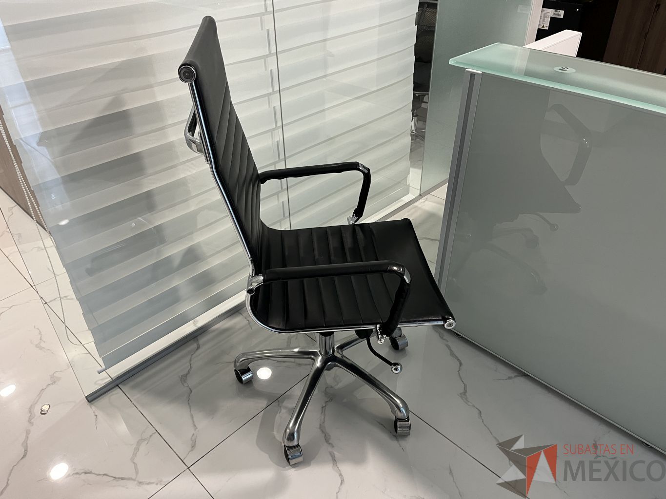 Lote 038 - Silla ejecutiva con ruedas, asiento y respaldo color negro - Imagen 2