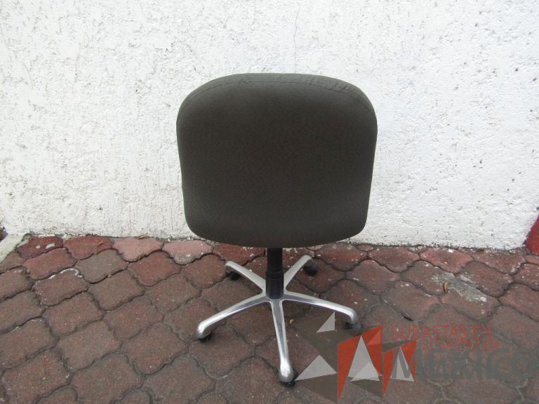Lote 023 - Silla operativa con ruedas, asiento y respaldo en tela color gris - Imagen 3