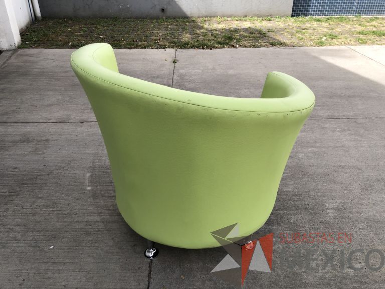 Lote 015 - 4 Sillones de 1 plaza asiento y respaldo en piel color verde - Imagen 4