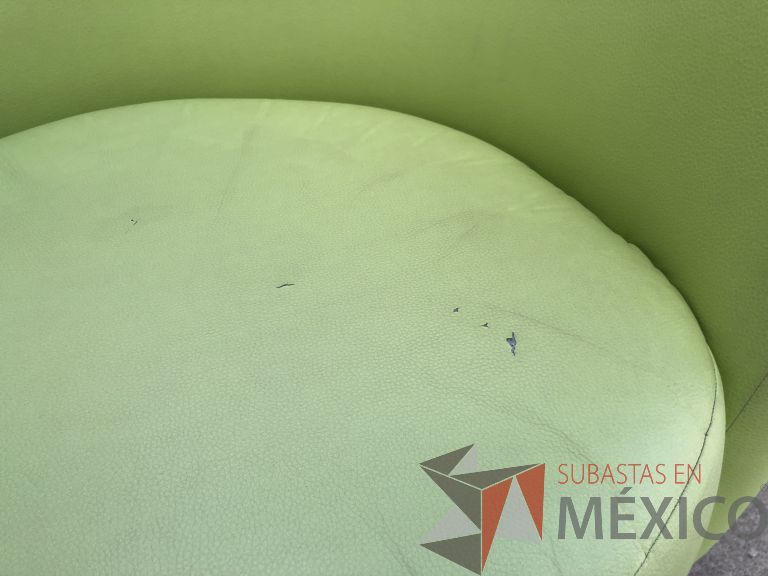 Lote 015 - 4 Sillones de 1 plaza asiento y respaldo en piel color verde - Imagen 6