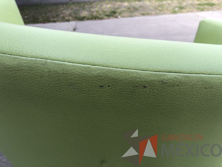 Lote 015 - 4 Sillones de 1 plaza asiento y respaldo en piel color verde - Imagen 7